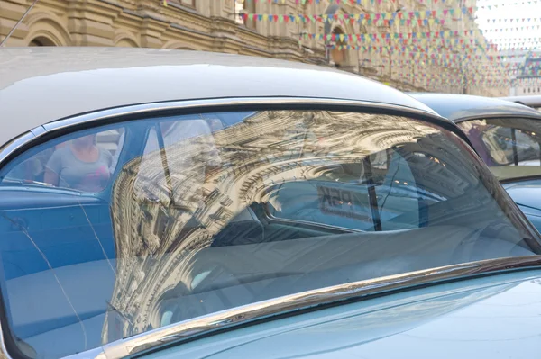 Советский ретро-автомобиль "Волга" ГАЗ-21 ретро-ралли Gorkyclassic о Gum, Москва, отраженное в заднем окне — стоковое фото