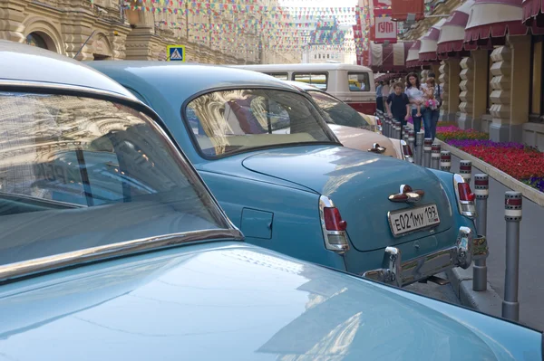 Sovjet-Unie retro auto "Wolga" gaz-21 retro rally gorkyclassic over het tandvlees is gebroken, Moskou, weerspiegeld in de achterruit — Stockfoto