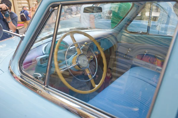 Soviet blue car "Volga" GAZ-21 retro rally Gorkyclassic about Gum, Moscow, view of the driver's seat — Stock Photo, Image