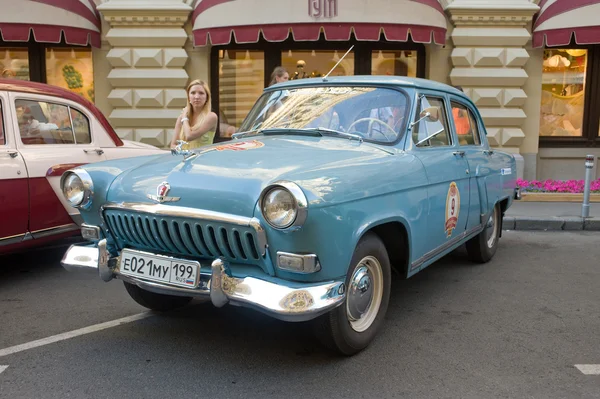 Carro azul retro soviético "Volga" GAZ-21 retro rali Gorkyclassic perto da loja de departamento de goma, Moscou — Fotografia de Stock