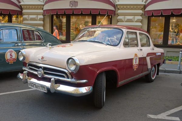 Auto retrò sovietica bicolore "Volga" GAZ-21 rally retrò Gorkyclassic vicino Gum Department store, Mosca — Foto Stock