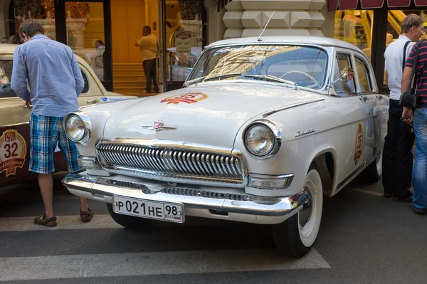 Soviet retro white car "Volga" GAZ-21 retro rally Gorkyclassic about Gum, Moscow, front view — Stock Photo, Image