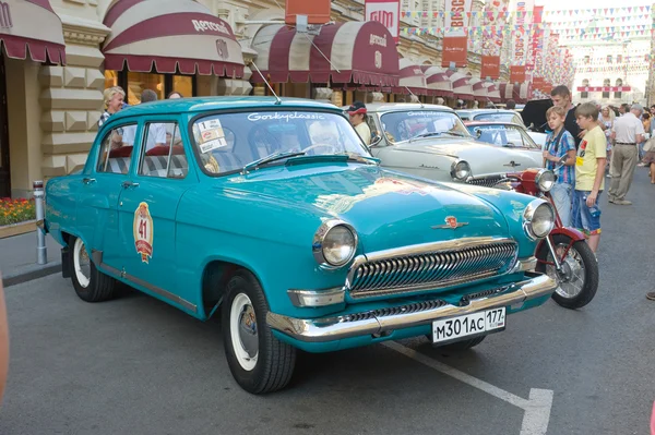 Auto retrò sovietica verde brillante "Volga" GAZ-21 rally retrò Gorkyclassic vicino Gum Department store, Mosca — Foto Stock
