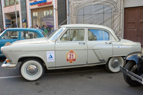 Auto retrò sovietica bianca "Volga" GAZ-21 rally retrò Gorkyclassic su gomma, Mosca, vista laterale — Foto Stock