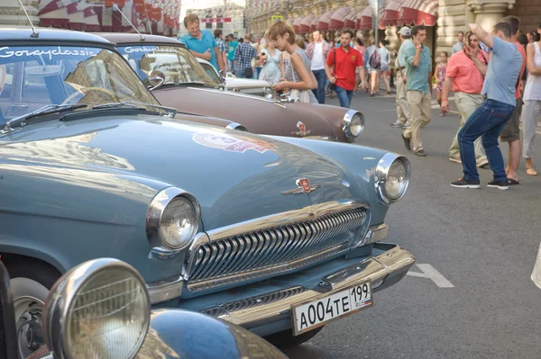 Il numero di auto retrò sovietiche "Volga" GAZ-21 rally retrò Gorkyclassic vicino al grande magazzino Gum, Mosca — Foto Stock