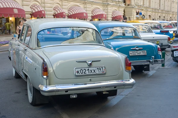 Voiture blanche rétro soviétique "Volga" GAZ-21 rallye rétro Gorkyclassic sur Gum, Moscou, vue arrière — Photo