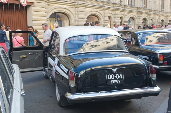 Auto retrò nero sovietico "Volga" GAZ-21 rally retrò Gorkyclassic su gomma, Mosca, vista posteriore — Foto Stock