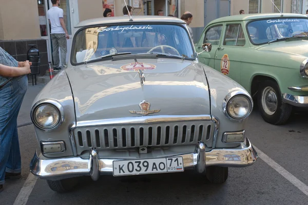 Soviético viejo gris coche "Volga" GAZ-21 retro rally Gorkyclassic acerca de Gum, Moscú, vista frontal —  Fotos de Stock