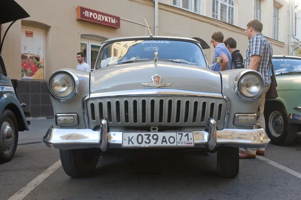 Sovětské staré gorkyclassic o retro rallye gaz-21 "Volha" šedé auto na parkovišti blízko žvýkačku obchodní dům, Moskva, čelní pohled — Stock fotografie