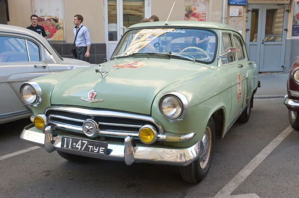 Vieille voiture verte soviétique "Volga" GAZ-21 rallye rétro Gorkyclassic dans le parking près du grand magasin Gum, Moscou — Photo