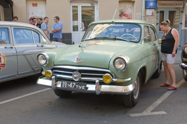 Soviet old green car "Volga" GAZ-21 first series on retro rally Gorkyclassic near Gum Department store, Moscow — Stock Photo, Image