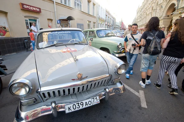 Liczba radzieckich retro samochody "Wołga" retro rajd gorkyclassic w pobliżu towarowego Gum, Moskwa — Zdjęcie stockowe