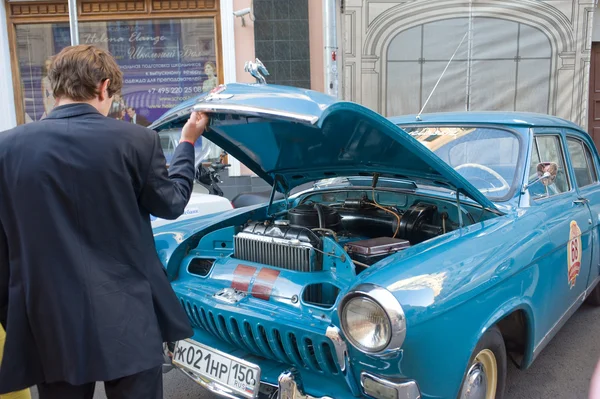 Soviet retro blue car "Volga" GAZ-21 retro rally Gorkyclassic about Gum, Moscow, view of the outdoor hood — Stock Photo, Image