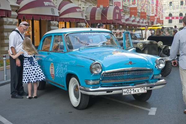 Auto retrò blu sovietica "Volga" GAZ-21 rally retrò Gorkyclassic su gomma, Mosca, vista laterale — Foto Stock