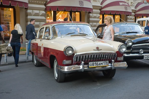 Radzieckich retro samochodów two-tone "Wołga" gaz-21 2-serii retro rajd gorkyclassic o guma, Moskwa, widok z przodu — Zdjęcie stockowe