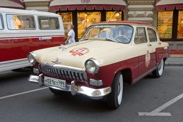 Sovjet-Unie retro tweekleurige auto "Wolga" gaz-21 2-serie op retro rally gorkyclassic op de parkeerplaats in de buurt van gom warenhuis, Moskou — Stockfoto