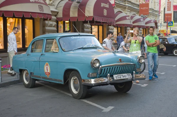 Советский ретро-синий автомобиль "Волга" ГАЗ-21 2 серии на ретро-ралли Gorkyclassic на автостоянке возле универмага Gum, Москва — стоковое фото
