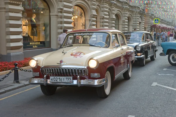 Radzieckich retro samochodów two-tone "Wołga" gaz-21 2-serii retro rajd gorkyclassic w ruchu wokół towarowego Gum, Moskwa — Zdjęcie stockowe