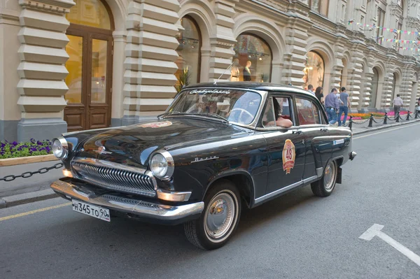 Soviet coche negro retro "Volga" GAZ-21 rally retro Gorkyclassic en movimiento alrededor de la tienda de chicles, Moscú —  Fotos de Stock