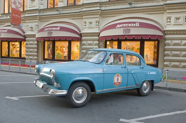 Radziecki stary niebieski samochód "Wołga" retro rajd gaz-21 gorkyclassic na parkingu w pobliżu guma sklepie, Moskwa, widok z boku — Zdjęcie stockowe