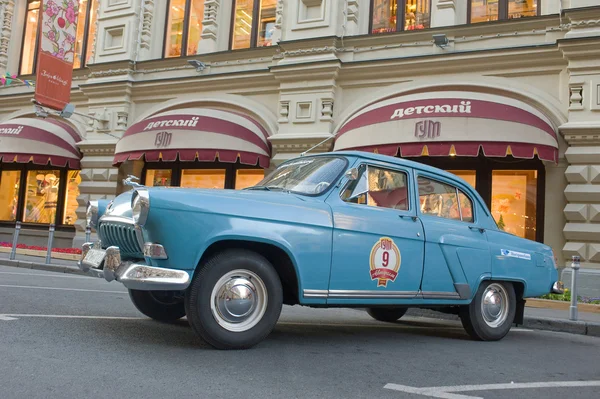 Sovětské auto modré "Volha" gaz-21 retro rallye gorkyclassic na parkovišti u domu GUM, Moskva — Stock fotografie