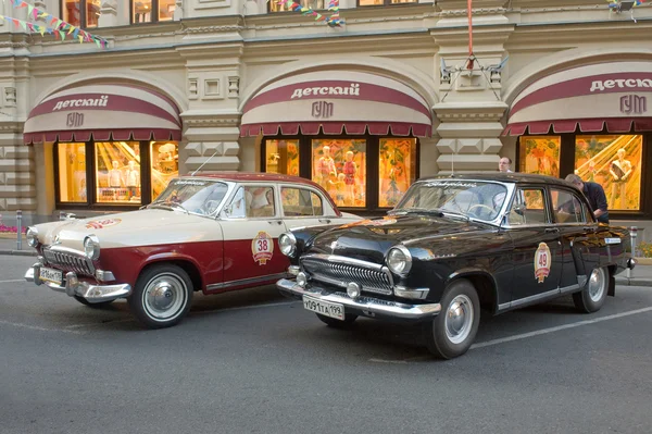 Two retro car "Volga" GAZ-21 retro rally Gorkyclassic about Gum, Moscow, front view — Stock Photo, Image