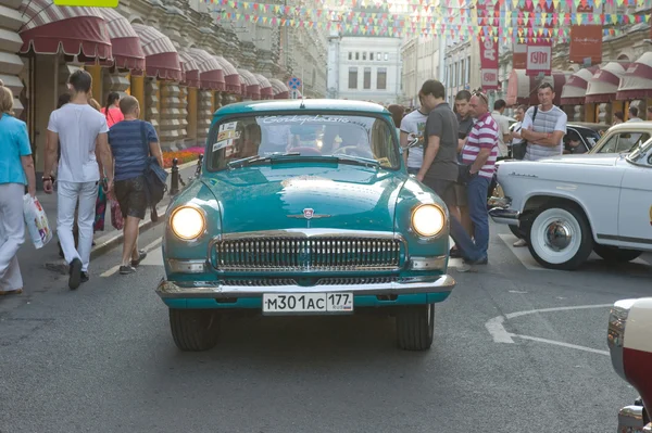 Voiture verte rétro "Volga" GAZ-21 rallye rétro Gorkyclassic à propos de Gum, Moscou, vue de face — Photo