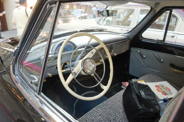 Soviet retro car "Volga" GAZ-21 retro rally Gorkyclassic about Gum, Moscow, view of the driver's seat — Stock Photo, Image