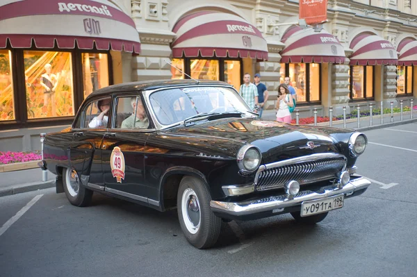 Retro coche negro "Volga" GAZ-21 retro rally Gorkyclassic sobre Gum, Moscú, vista frontal —  Fotos de Stock