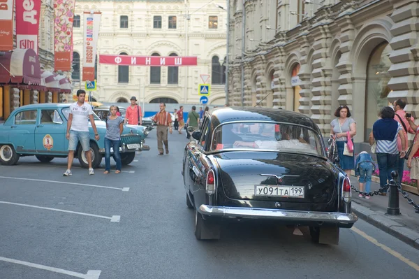 关于胶，莫斯科，后视复古的黑色车"伏尔加"嘎斯 21 复古拉力赛 gorkyclassic — 图库照片
