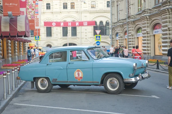 Carro azul retro "Volga" GAZ-21 retro rali Gorkyclassic sobre chiclete, Moscou, vista lateral — Fotografia de Stock