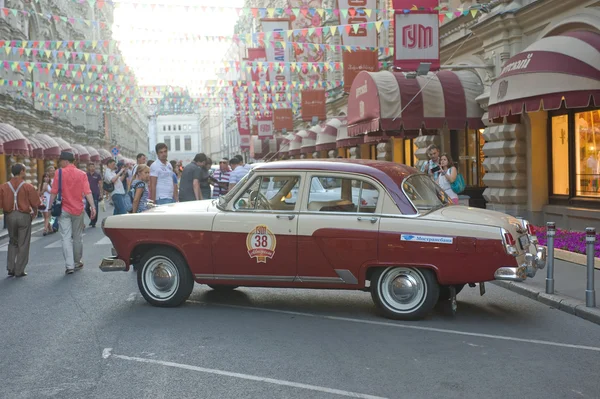 Retro samochodów "Wołga" gaz na gorkyclassic retro rajd w pobliżu towarowego Gum, Moskwa — Zdjęcie stockowe