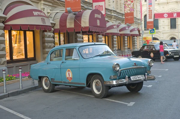 Ретро-синий автомобиль "Волга" ГАЗ-21 ретро ралли Gorkyclassic возле универмага Gum, Москва — стоковое фото