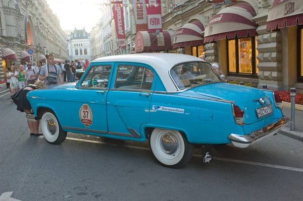 Soviet blue car with a white roof "Volga" GAZ-21 retro rally Gorkyclassic about Gum, Moscow, side view — Stock Photo, Image