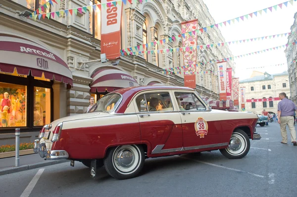 Советский двухцветный ретро-автомобиль "Волга" ГАЗ-21 ретро-ралли Gorkyclassic о Gum, Москва, вид сбоку — стоковое фото