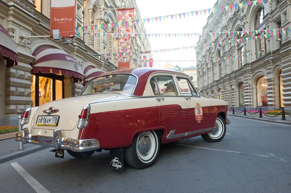 Dwukolorowe radzieckich retro samochodów "Wołga" gaz-21 retro rajd gorkyclassic o guma, Moskwa, widok z tyłu — Zdjęcie stockowe