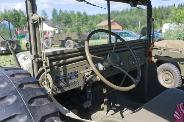 Coche retro Dodge WC-57 Coche de mando en la 3ª reunión internacional de "Motores de guerra" cerca de la ciudad Chernogolovka, región de Moscú, cabina — Foto de Stock