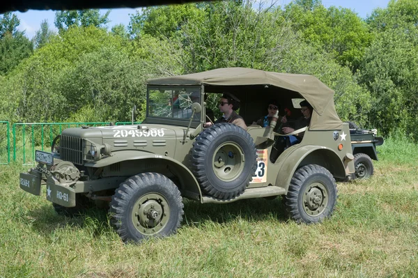 Командир ретро автомобиля Dodge WC-57 Командный автомобиль на 3-й международной встрече "Двигателей войны" вблизи города Черноголовка Московской области — стоковое фото