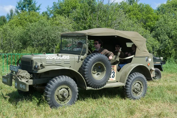 Carro retro Dodge WC-57 Comando Carro na terceira reunião internacional de "Motores de guerra" perto da cidade Chernogolovka, região de Moscou, vista lateral — Fotografia de Stock