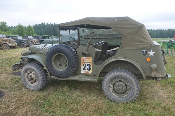 Auto retrò Dodge WC-57 Command Car al terzo incontro internazionale di "Motori di guerra" vicino alla città Chernogolovka, regione di Mosca — Foto Stock