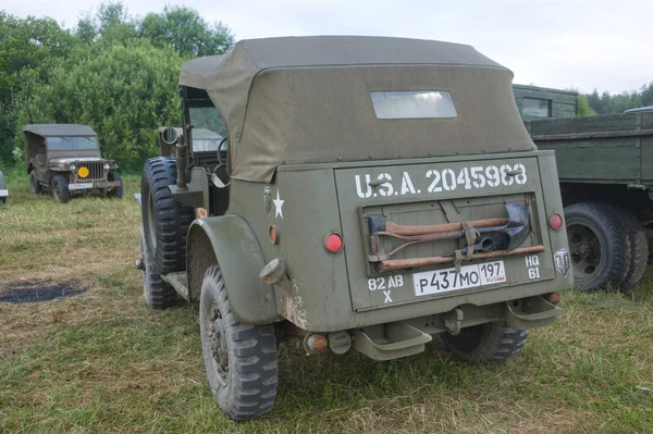 Coche retro Dodge WC-57 Coche de mando en la 3ª reunión internacional de "Motores de guerra" cerca de la ciudad Chernogolovka —  Fotos de Stock
