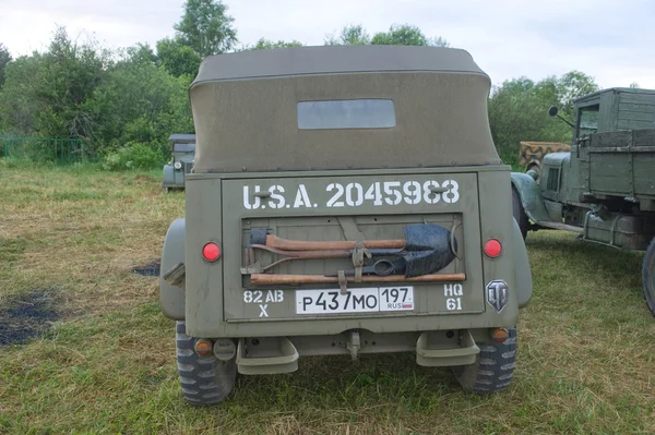 レトロ車市 chernogolovka、背面近く「戦争エンジン」の第 3 回国際会議で wc 57 指揮車をかわす — ストック写真