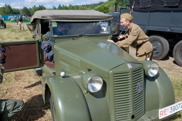 Retro coche Fiat-508 en el 3er encuentro internacional de "Motores de guerra" cerca de la ciudad de Chernogolovka, región de Moscú, vista frontal — Foto de Stock