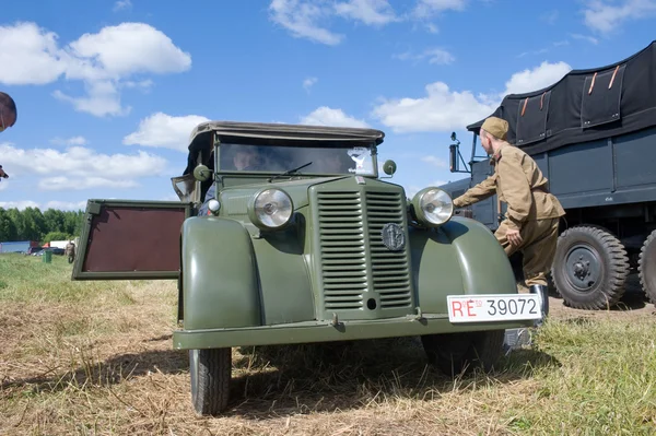 Retro auto fiat-508 op de 3de internationale bijeenkomst van "motoren van oorlog" in de buurt van de stad chernogolovka, Moskou regio — Stockfoto