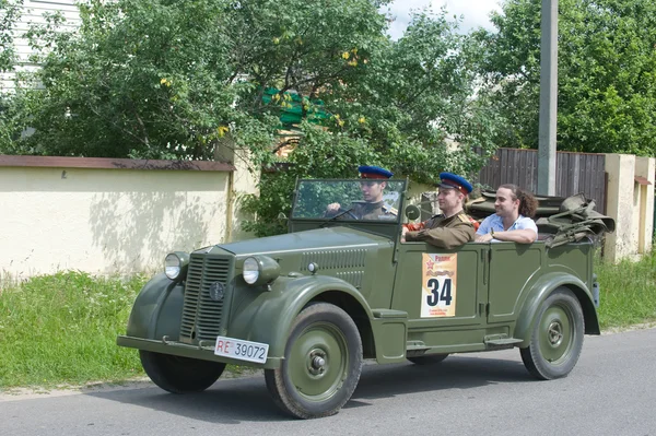 Ретро-автомобиль Фиат-508 на 3-й международной встрече "Двигателей войны" вблизи города Черноголовка Московской области — стоковое фото