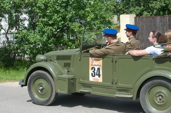 Retro auto fiat-508 op de 3de internationale bijeenkomst van "motoren van oorlog" in de buurt van de stad chernogolovka, moscow region, zijaanzicht — Stockfoto