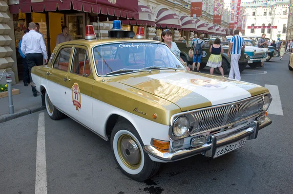 Manutenzione auto sovietica Olimpiadi-80 a Mosca "Volga" GAZ-24 sul rally retrò Gorkyclassic nel parcheggio vicino al grande magazzino Gum, Mosca — Foto Stock