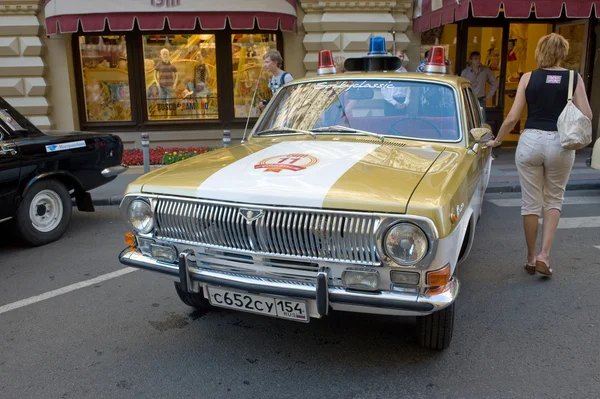Manutenzione macchina Olimpiadi-80 a Mosca "Volga" GAZ-24 sul rally retrò Gorkyclassic vicino al grande magazzino Gum, Mosca — Foto Stock