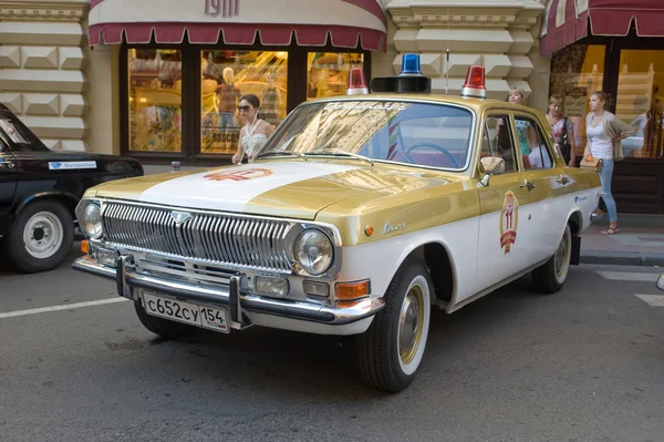 Manutenção de carro soviético Olimpíadas-80 em Moscou "volga" gaz-24 na manifestação retro gorkyclassic sobre chiclete, Moscou, vista frontal — Fotografia de Stock