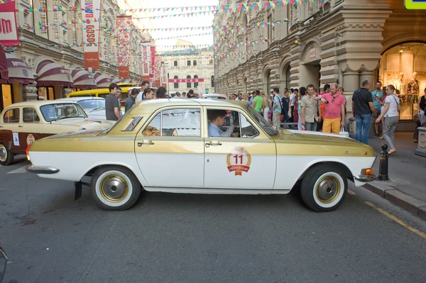 Sovjet-Unie auto onderhoud Olympische-80 in Moskou "Wolga" gaz-24 op retro rally gorkyclassic over het tandvlees is gebroken, Moskou, zijaanzicht — Stockfoto